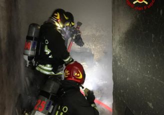 Incendio in uno scantinato alla Spezia, quattro persone in ospedale