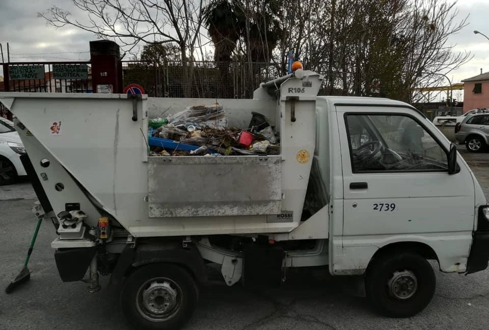 Busalla, drogato alla guida di un furgone per la raccolta di rifiuti si schianta contro un albero