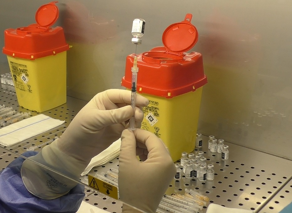 I consigli per vaccinarsi alla Fiera: documenti compilati, una penna e... vietata la camicia 