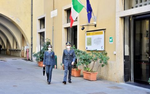 Università di Genova, esami svolti con Whatsapp e tesi falsate: 22 persone denunciate 