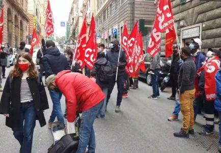 Scuola, insegnanti e genitori in piazza a Genova: "I ragazzi si stanno spegnendo"