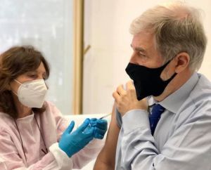 Genova, il sindaco Marco Bucci si vaccina contro il Covid con AstraZeneca