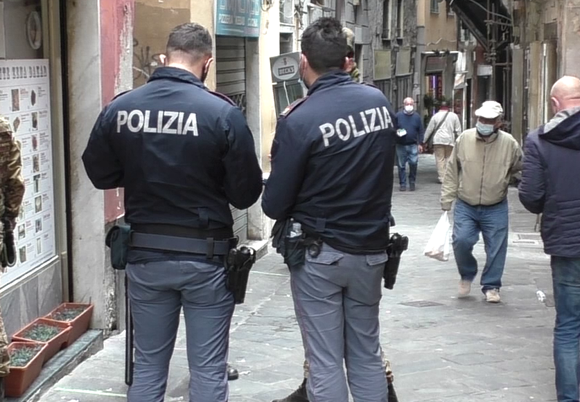 Genova, minaccia con una bottiglia rotta un parrucchiere per un taglio gratis: arrestato