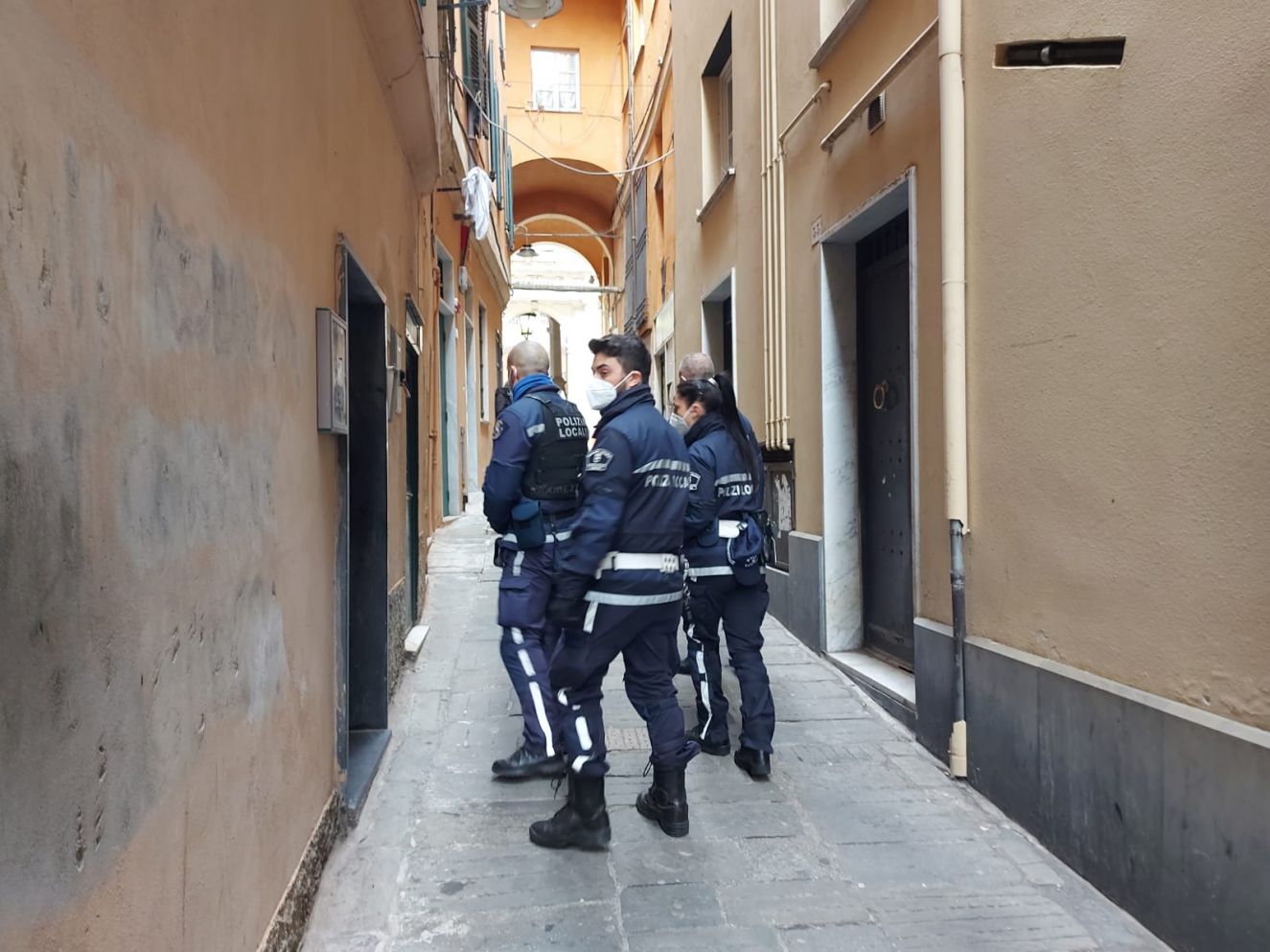 Genova, operazione della polizia locale nei vicoli: 6 denunce e raffica di multe
