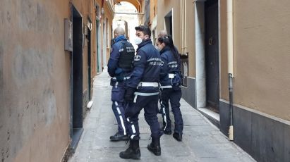Genova, operazione della polizia locale nei vicoli: 6 denunce e raffica di multe