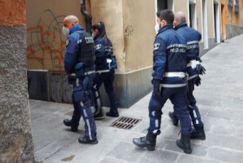Genova, senza mascherina insulta la polizia locale sputando e urinando ovunque