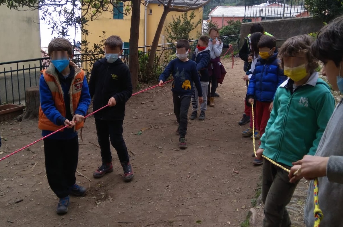 Prati e boschi come aule: la scuola di Crevari che si reiventa in pandemia