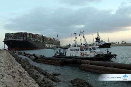 Blocco del canale di Suez, si pensa a nuova strategia: alleggerire la Ever Given