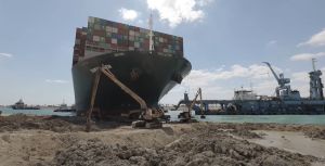Canale di Suez, la Ever Given parzialmente disincagliata e raddrizzata