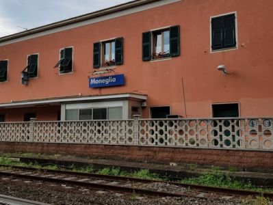 Moneglia, uomo travolto da un intercity alla stazione: tragico decesso