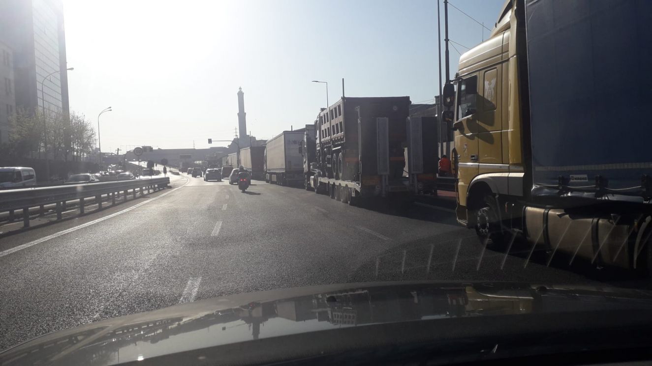 Sciopero aziende trasporto, code di camion in Lungomare Canepa