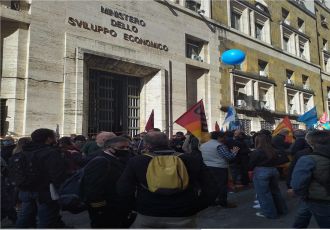 Alitalia, i sindacati manifestano davanti al Ministero dello Sviluppo Economico