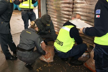 Genova, sequestrate in porto 189 tonnellate di pellet: saranno donate ai bisognosi