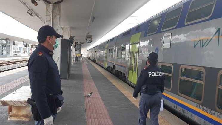 Genova, in treno con la nipote di 6 anni tenta di derubare una giovane: denunciata