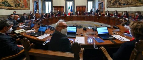 Nuovo decreto anticovid: obbligo vaccini e scudo penale per sanitari, no zone gialle ad aprile