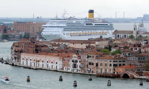 Crociere, il governo punta allo stop per le grandi navi nel cuore di Venezia 