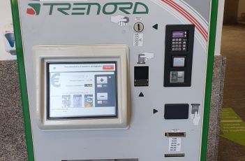 Trenord, una nuova emettitrice automatica di biglietti nella stazione di Arona