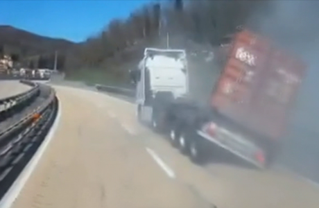 Genova, paura in autostrada: camion perde container in curva in A7