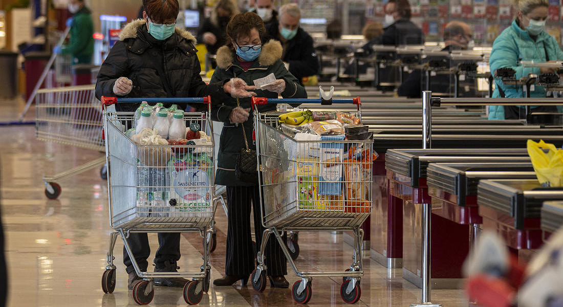 Più risparmio, meno consumi: l'Istat fotografa le famiglie italiane