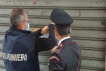 Imperia, parrucchiere aperto nonostante la zona rossa: multato