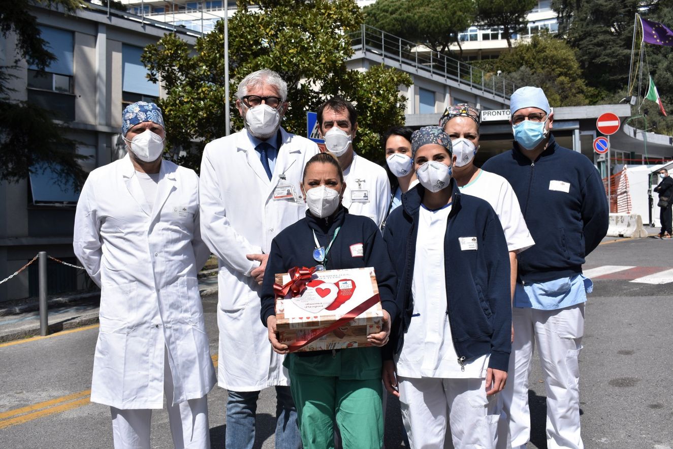 Ospedale San Martino, uova di Pasqua e cioccolatini per i sanitari impegnati contro il Covid