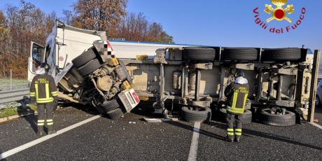 A7, il rimorchio di un tir si ribalta in curva: incolume l'autista 