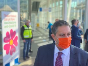 Toti: "Anche in queste festività la campagna vaccinale prosegue senza sosta"