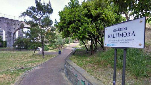 Genova, si masturba davanti a una donna ai giardini Baltimora: denunciato