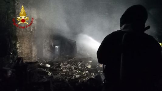 Fulmine si abbatte su Quarto Alto, bosco in fiamme sopra l'autostrada