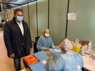 Genova, Toti in visita alla Fiera: "AstraZeneca? In corso verifiche, abbiamo fiducia nella scienza"