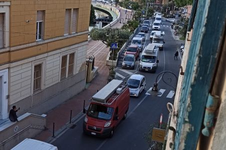 Imperia, corteo degli ambulanti contro la zona rossa: "Impossibile andare avanti"