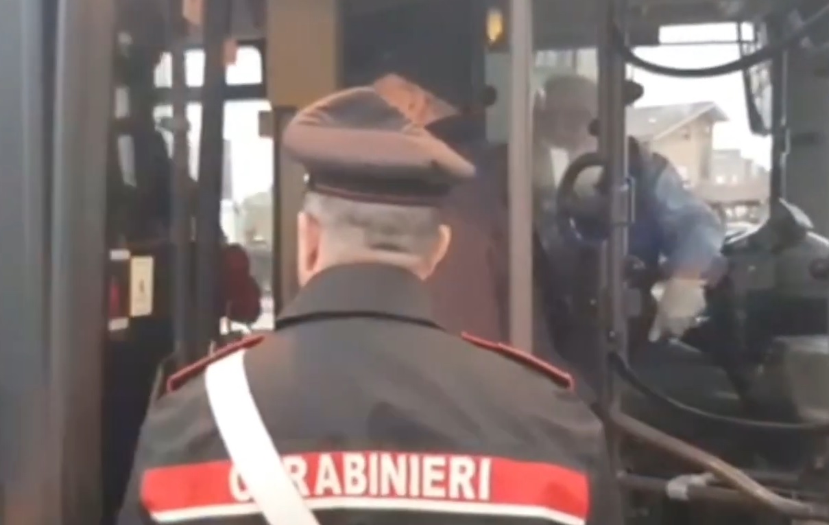 Genova, danneggiano i bus e picchiano i carabinieri: due arresti