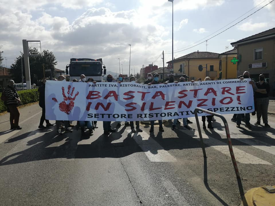 Protesta dei ristoratori a Sarzana: i manifestanti bloccano l'Aurelia