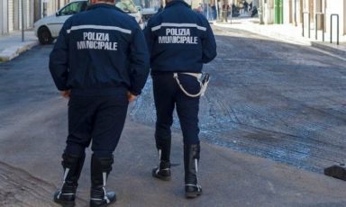 Ruba lo zaino a un disabile a Voltri, inseguito da un cittadino e arrestato