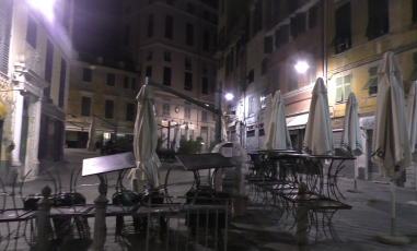 Genova, luci accese e saracinesche aperte: la protesta dei locali in piazza delle Erbe