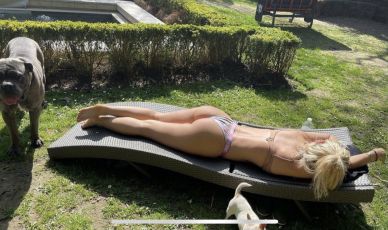Wanda prende il sole in giardino e Icardi la chiama "cagna"