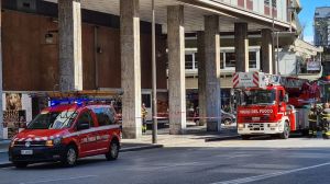 Genova, lamiere pericolanti dal palazzo ex Rinascente: intervengono i vigili del fuoco