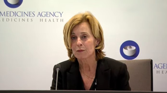 AstraZeneca, l'Ema: "Possibile collegamento con le trombosi ma età e genere non sono fattori di rischio"