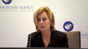 AstraZeneca, l'Ema: "Possibile collegamento con le trombosi ma età e genere non sono fattori di rischio"