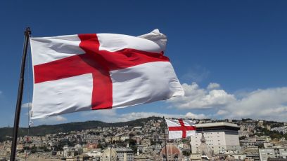 Genova, da oggi due nuove bandiere sventolano sulle torri di Porta Soprana