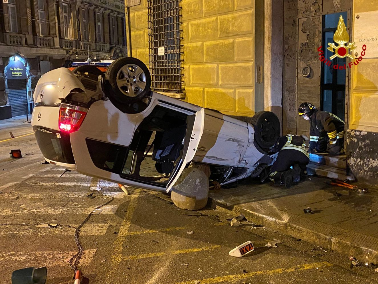 Genova, si ribalta un taxi in Largo Zecca: illeso l'autista