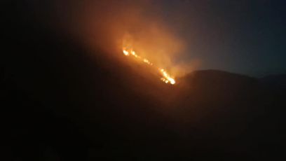 Vasto incendio sulle alture di Arenzano: il vento continua ad alimentare le fiamme