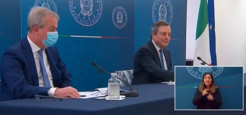 Draghi: "Dobbiamo scegliere la strategia: vacciniamo i fragili per riaprire in tutta Italia"