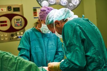 Genova, dimentica una garza nell'addome di una paziente dopo l'operazione: medico indagato
