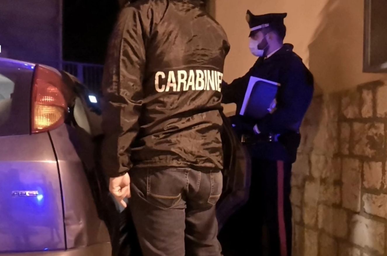 Cornigliano, viola il coprifuoco e prende a calci e pugni i carabinieri: arrestato