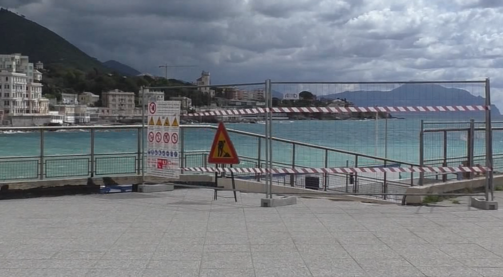 Sturla, depuratore in condizioni pericolose: fontanella divelta e lampioni rotti