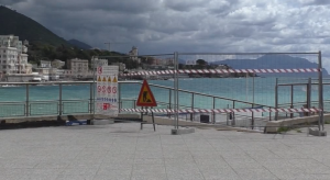 Sturla, depuratore in condizioni pericolose: fontanella divelta e lampioni rotti