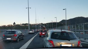 Genova, A10 chiusa (e poi riaperta) per un guasto tra Sestri Ponente e Pegli: traffico in tilt