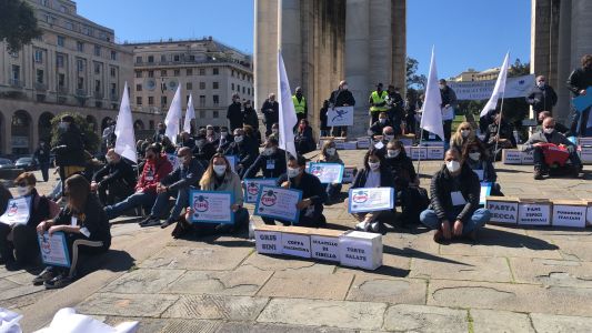 Commercianti e ristoratori tornano in piazza, a Genova come a Roma: "Il comparto non vede futuro"