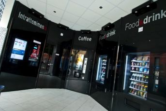 Genova, bivacca in uno shop h24 e aggredisce il titolare che gli getta via le coperte